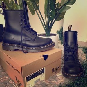 🌙1460 W Smooth Dr. Martens